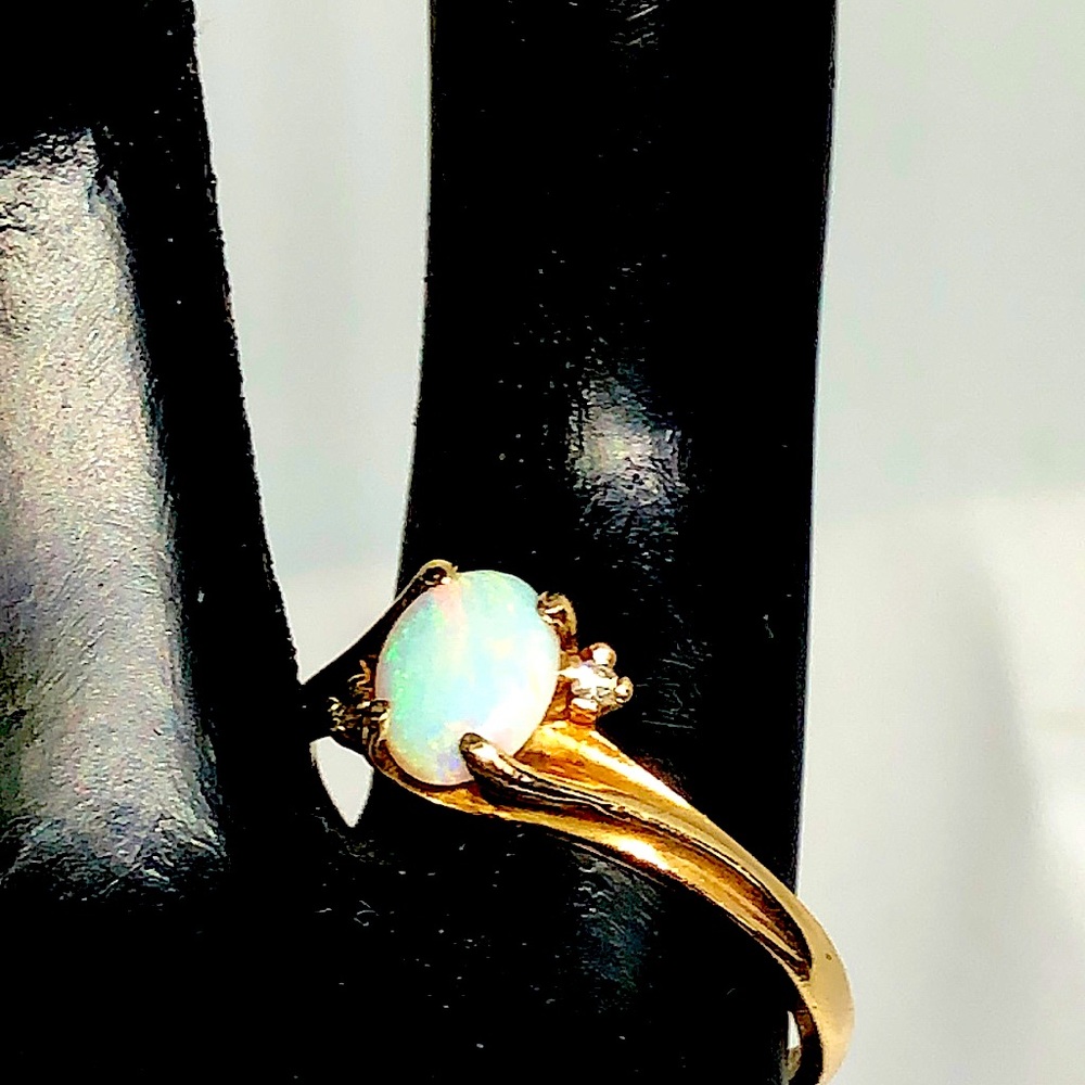Vintage 10 kt yellow gold, opal and diamond Romany ring size 6
